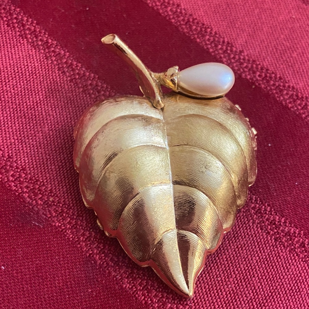 Vintage 70s AVON Gold Tone Leaf & Faux Pearl Perfume/Locket Broach